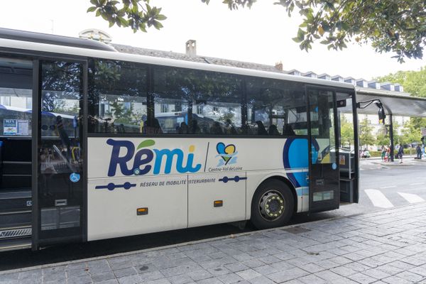 Un bus Rémi emmenant au festival de Printemps de Bourges en toute sécurité