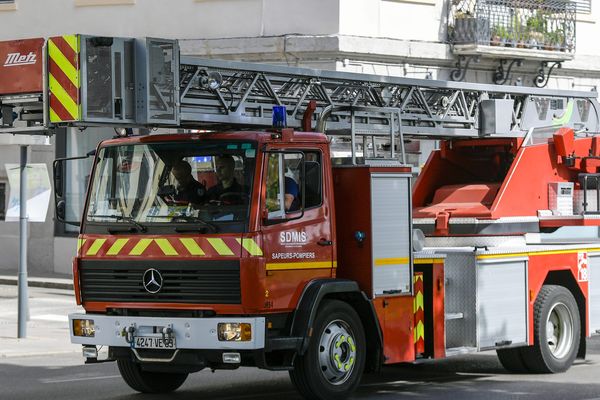 Deux lances à incendie ont été déployées pour lutter contre l'incendie, dont une montée sur échelle pivotante. (image d’illustration)