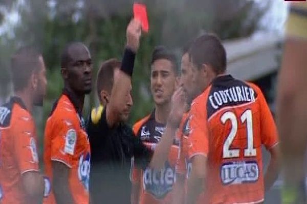 Premier carton rouge pour Malik Couturier du Stade Lavallois à la 33è