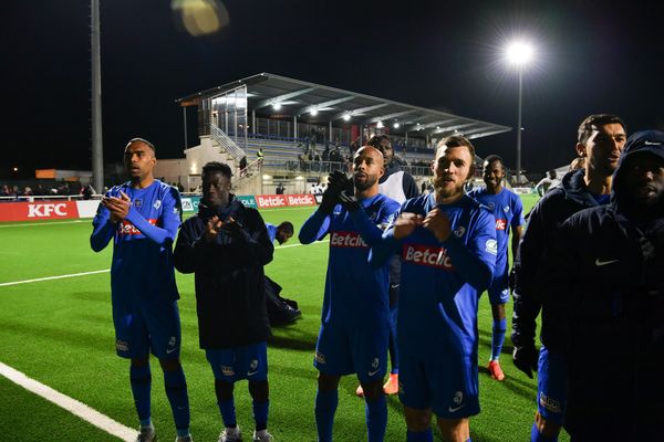 Les joueurs de Grenoble après leur victoire contre Vierzon, en 8es de finale de la Coupe de France.