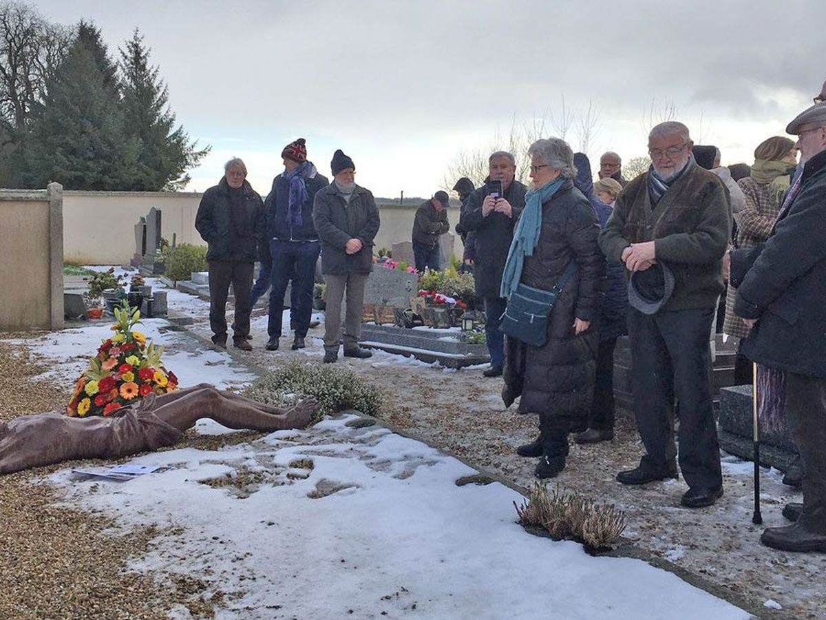 DÉPÔT DE CLEFS SUR LA TOMBE DE L'ABBÉ PIERRE