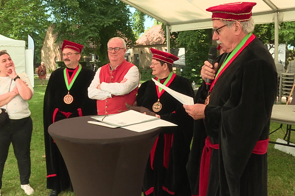 La Confrérie des Chevaliers de la Puette et du Franc-Pino était présente au salon des Vins Coteaux du Loir et Jasnières.