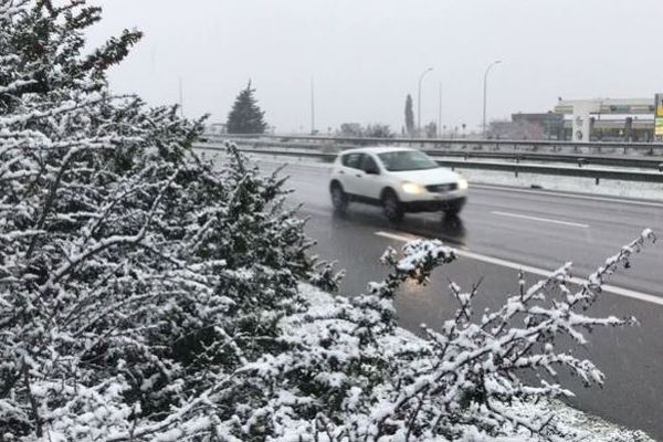 Sur certains secteurs la neige tient sur la route, la prudence est de rigueur.