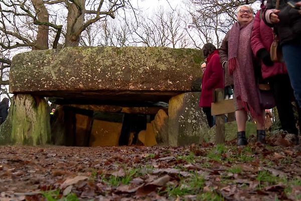 La Roche-aux-Fées s'est illuminé quelques minutes au lever du soleil, ce 21 décembre.