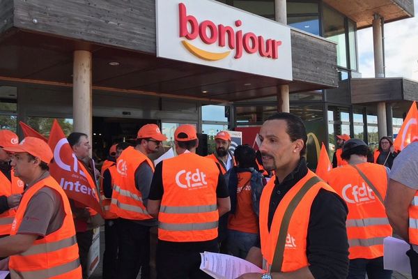 Une quarantaine de salariés des stations Total de l'A9, venus de tout le sud de la France, ont manifesté samedi matin sur l'aire de repos d'Ambrussum, sur la commune de Villetelle entre Montpellier et Nîmes. Ils dénoncent des licenciements massifs. 