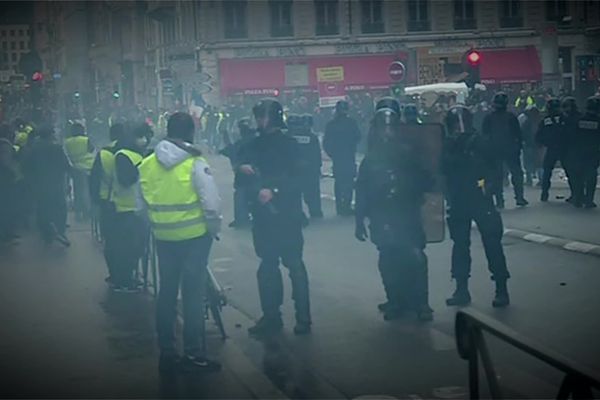 Il y a 5 ans, les Gilets jaunes se rassemblaient place Bellecour à Lyon. Des heurts avec les forces de l'ordre ont eu lieu au fil des semaines.