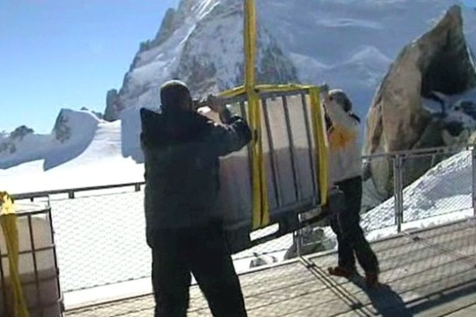 Le vin des glaces stocké au refuge des Cosmiques, dans le massif du Mont-Blanc 