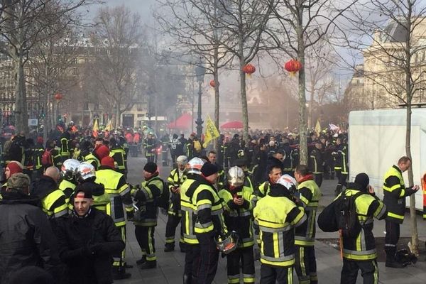 Des pompiers de Bourgogne-Franche-Comté participent à une manif nationale à Paris mardi 28 janvier 2020 pour demander davantage de moyens humains et financiers.