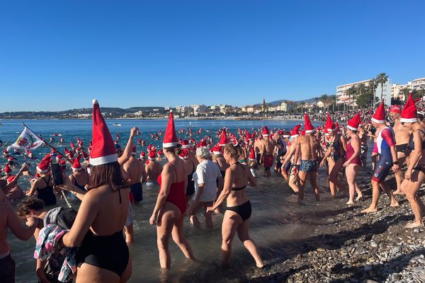 670 baigneurs ont joué les Père Noël à Cagnes-sur-Mer, ce dimanche 1er décembre 2024.