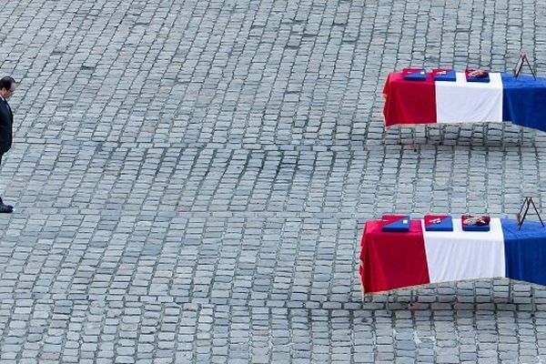 François Hollande se recueillant ce midi aux Invalides