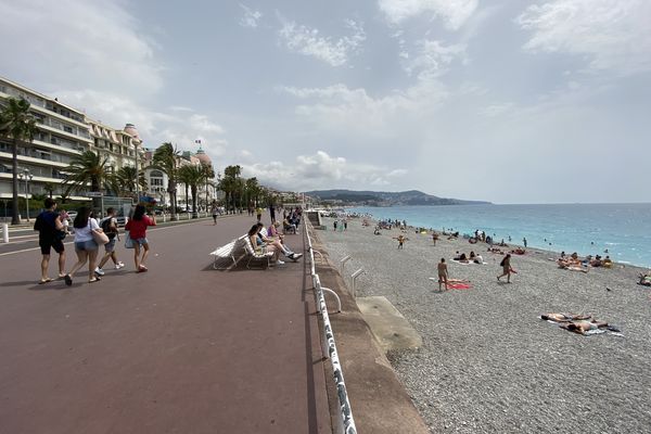 La promenade des Anglais de Nice et sa fameuse plage de galets.