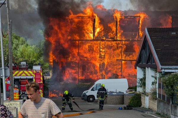 Le feu s'est déclaré en milieu d'après-midi, dans cette résidence de Grésy-sur-Aix, le 11 août 2024.