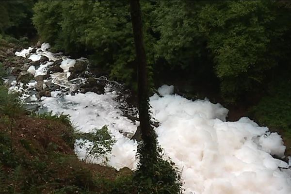 Inquiétante mousse dans les cascades de Gimel en Corrèze