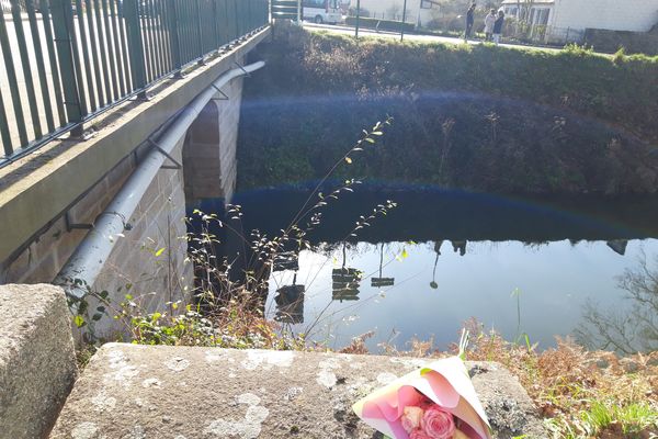 Un bouquet déposé près du canal de Nantes à Brest où les 4 jeunes ont perdu la vie