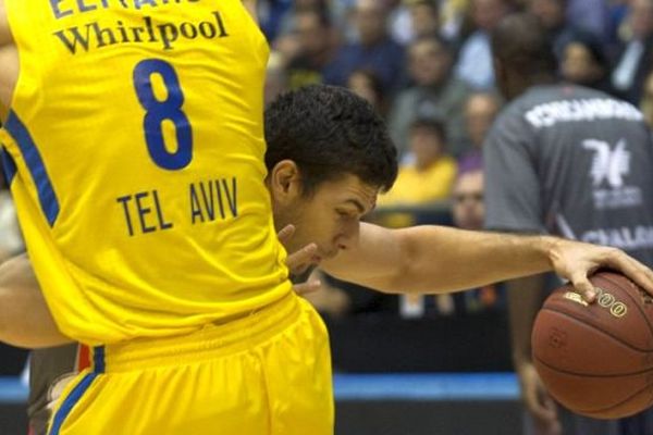  Ilian Evtimov face Maccabi Tel Aviv pendant l'Euroleague de 2012.