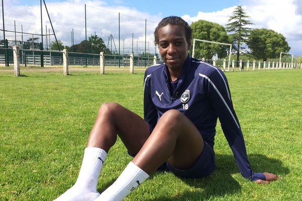 Mondial féminin de football : la joueuse des Girondins de Bordeaux Viviane  Asseyi dans l'album Panini