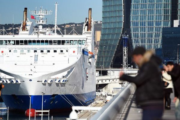 Un navire de la SNCM à Marseille.