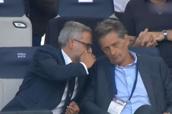 Stéphane Martin et Nicolas de Tavernost en discussion pendant le match d'hier soir