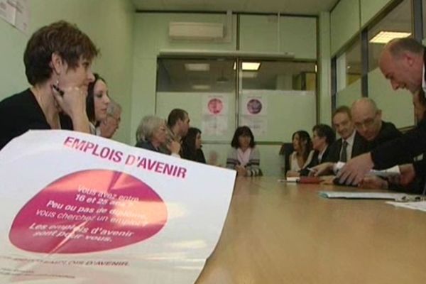 Signature des premiers contrats d'emplois d'avenir à la mission locale de Fréjus