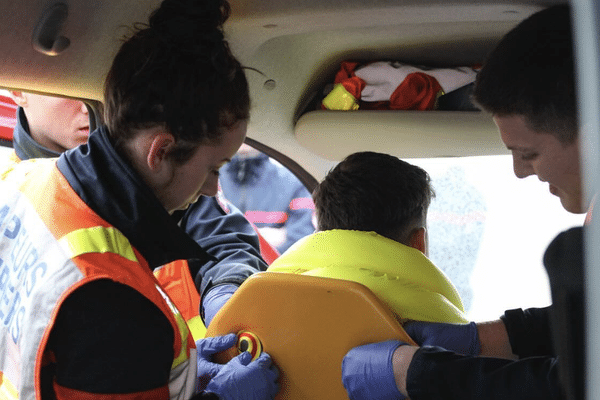 Démonstration de secours routier par les pompiers du SDIs 36 au lycée Pasteur du Blanc avec installation de la planche.