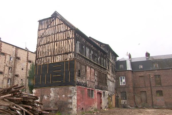 Des travaux de démolition dans un quartier d'Elbeuf-sur-Seine ont permis de remettre au jour une bâtisse datant du 17ème siècle.