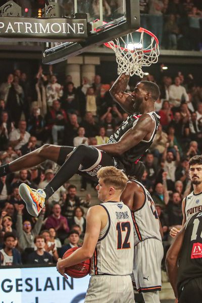 Pour son premier match officiel avec le Caen Basket Calvados, Kentan Facey a régalé le public du Palais des sports, marquant 41 points lors du succès face à son ancienne équipe, Poitiers, en ouverture de la saison de Pro B.