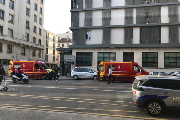 Deux policiers ont été légèrement blessés en voulant interpeller deux voleurs à la roulotte, rue de Bonnel dans le 3e arrondissement de Lyon.