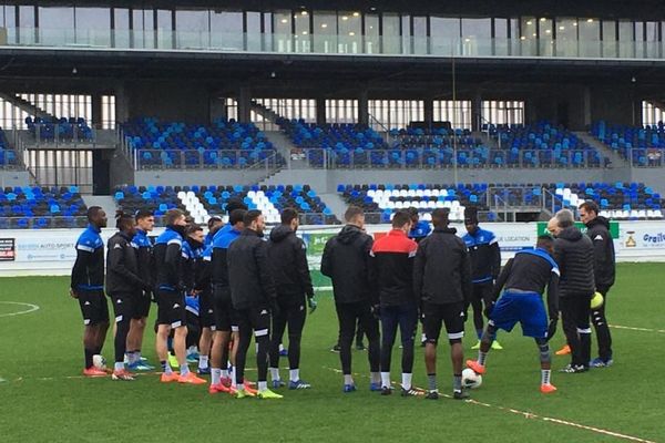 Les footballeurs dunkerquois à l'entraînement au Stade Marcel-Tribut avant la réception du Red Star en janvier dernier.