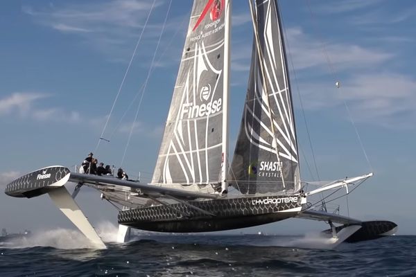 L'hydroptère, un bateau volant, détenteur du record du monde de vitesse.