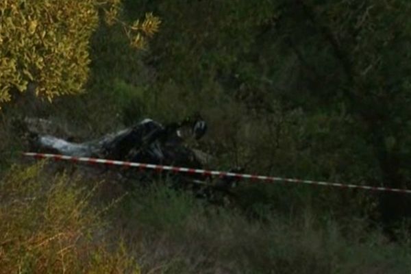 Le pilote était parti de l'aérodrome de Tourrettes-Fayence. il a heurté 2 lignes moyenne tension. L'appareil a été entièrement détruit par les flammes.