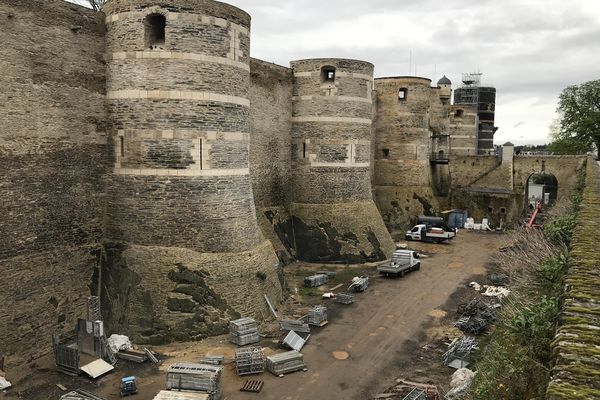 On a démonté les échafaudages qui ont servi aux travaux de rénovation des murs, remparts et tours de la façade nord.