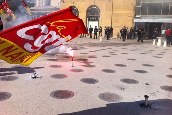 Les manifestants encadrés par les forces de l'ordre.