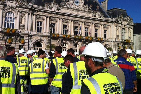 La manifestation des entreprises de travaux publics devant l'hôtel de ville à Tours. 