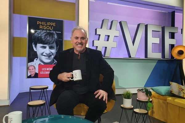 Juste prix, Jeopardy, Millionnaire... Philippe Risoli, animateur télé star des années 90, présente son livre autobiographique sur le plateau de "Vous êtes formidables", le mardi 14 novembre 2023.