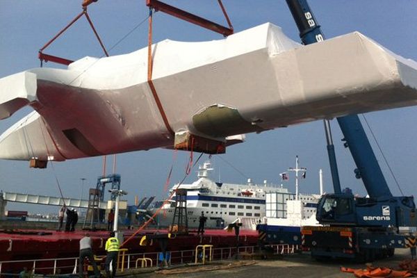 Cette coque de trimaran en composite a été fabriquée par l'entreprise Varoise H2x. Elle a été livrée aux CMN ce mardi matin