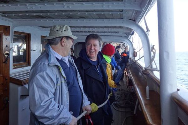 Gianni et Enzo, deux marins italiens qui retrouvent le bateau de leur adolescence.