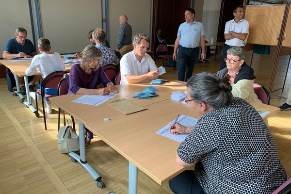 Dépouillement au soir du premier tour des législatives 2024 en Alsace.