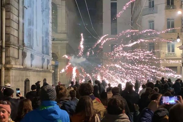 Tir de mortier devant l'Hôtel de Ville de Lyon, le 16 mars 2023.