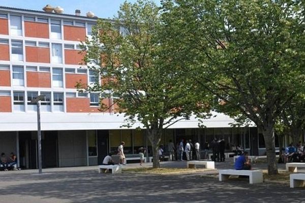 L'une des jeunes filles est scolarisée au lycée Garros à Auch (32). 