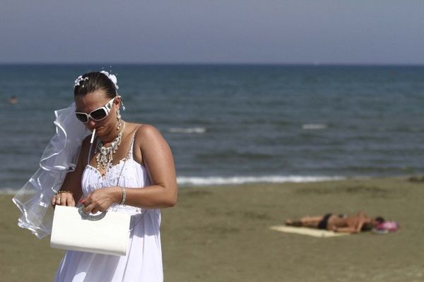 À chypre, une mariée, une plage et une clope