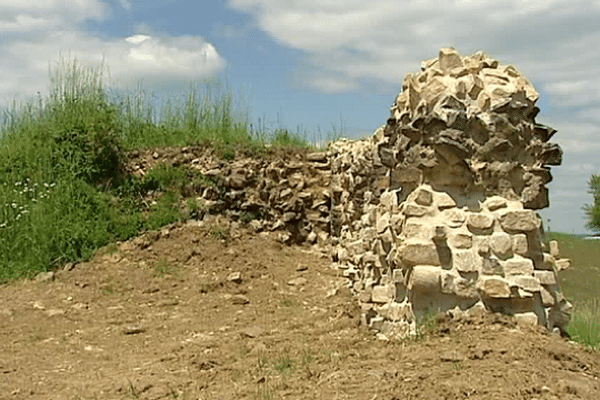 Un des murs extérieurs du site gallo-romain de Tintignac à Naves