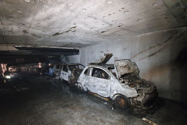 Cinq véhicules incendiés dans le parking souterrain avenue de Colmar à Mulhouse
