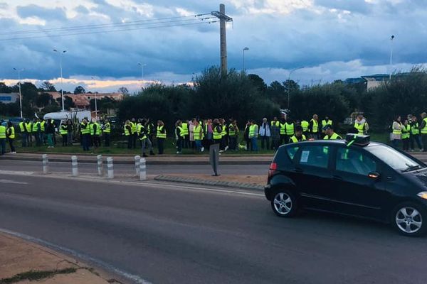 Une quarantaine de gilets jaunes est rassemblée au rond-point de Géant à Porto-Vecchio et organise un barrage filtrant. 