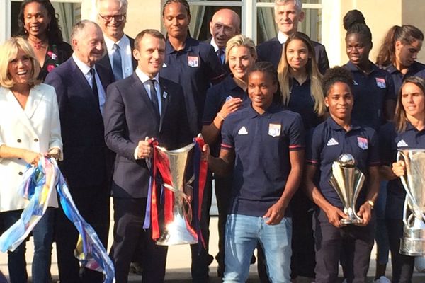 20 juin 2017- Les joueuses de l'Olympique Lyonnais victorieuses en Ligue des Champions sont reçues à l'Elysée. Elles portent fièrement, aux côtés d'Emmanuel Macron, leurs trois trophées obtenus en Championnat de France, Coupe de France et Ligue des Champions
