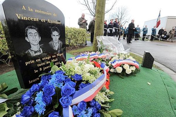 A Linselles (Nord), la stèle à la mémoire de Antoine de Léocour et Vincent Delory, prise en photo le 8 janvier 2012, un an après leur prise d'otage.