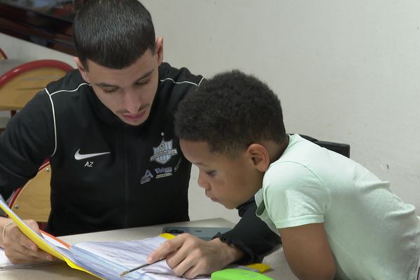 La solidarité au coeur du club de foot de l'Ozon FC. Les coachs et autres bénévoles font également l'aide aux devoirs depuis le fermeture du centre social du quartier