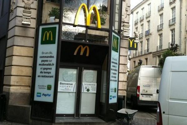 Le MacDonald's de la place du Commerce fermé temporairement depuis jeudi. 