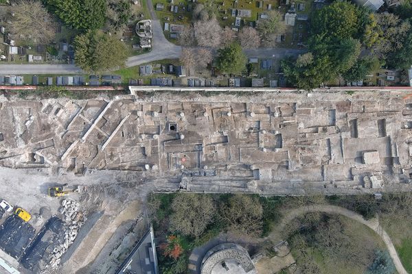 Photo zénithale, prise par drone, de l’ensemble de la fouille de l’Inrap en cours au quartier Sernam / Boulingrin à Reims.