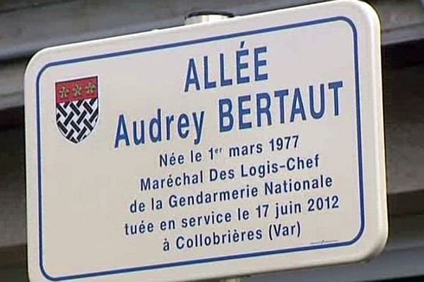 Une allée de Genlis, en Côte d’Or, porte le nom du gendarme Audrey Bertaut, qui a vécu de nombreuses années dans la commune.
