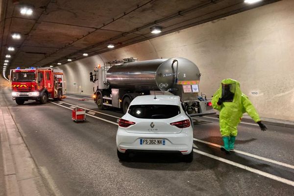 Dans le tunnel du Lioran, dans le Cantal, un camion d’acide sulfurique a perdu son chargement suite à une collision avec une voiture. L'exercice grandeur nature a été organisé mardi 10 mai.